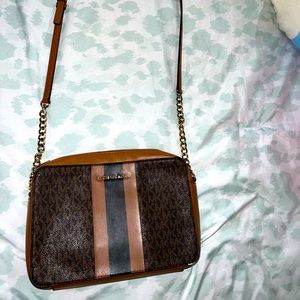 Michael kors satchel crossbody.